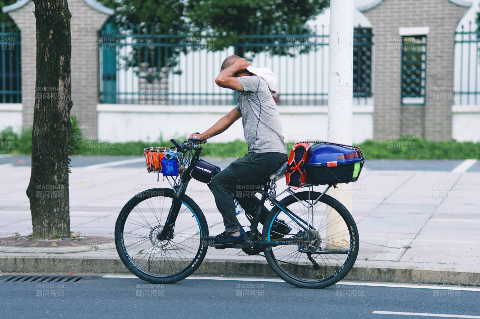 骑行者在路边休息整顿图片