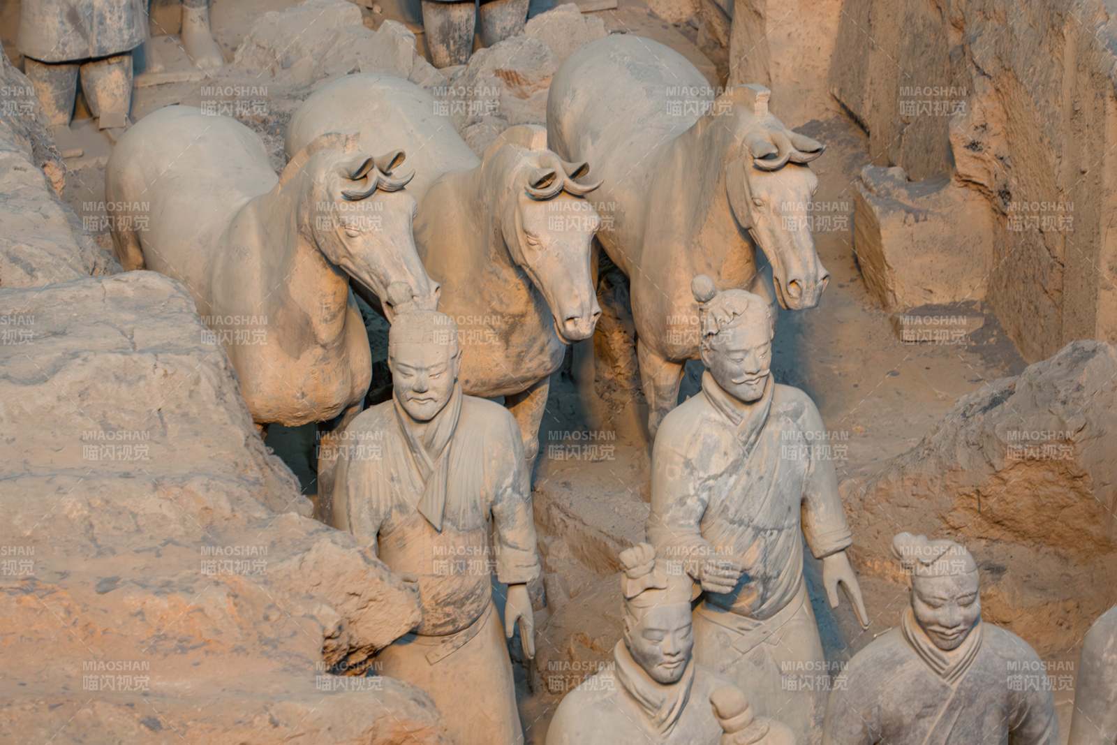 兵马俑与战马雕塑群图片