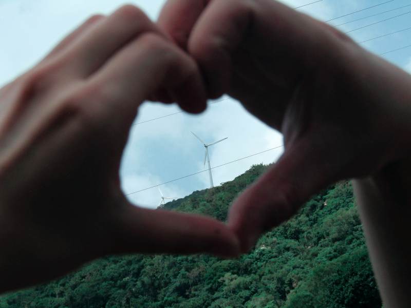 心形手势与风车山景图片