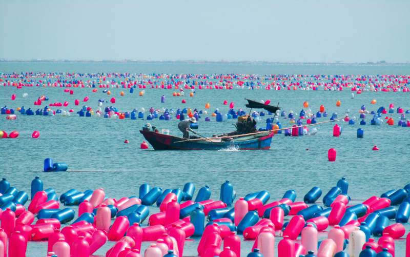 海上渔舟与彩色浮标图片