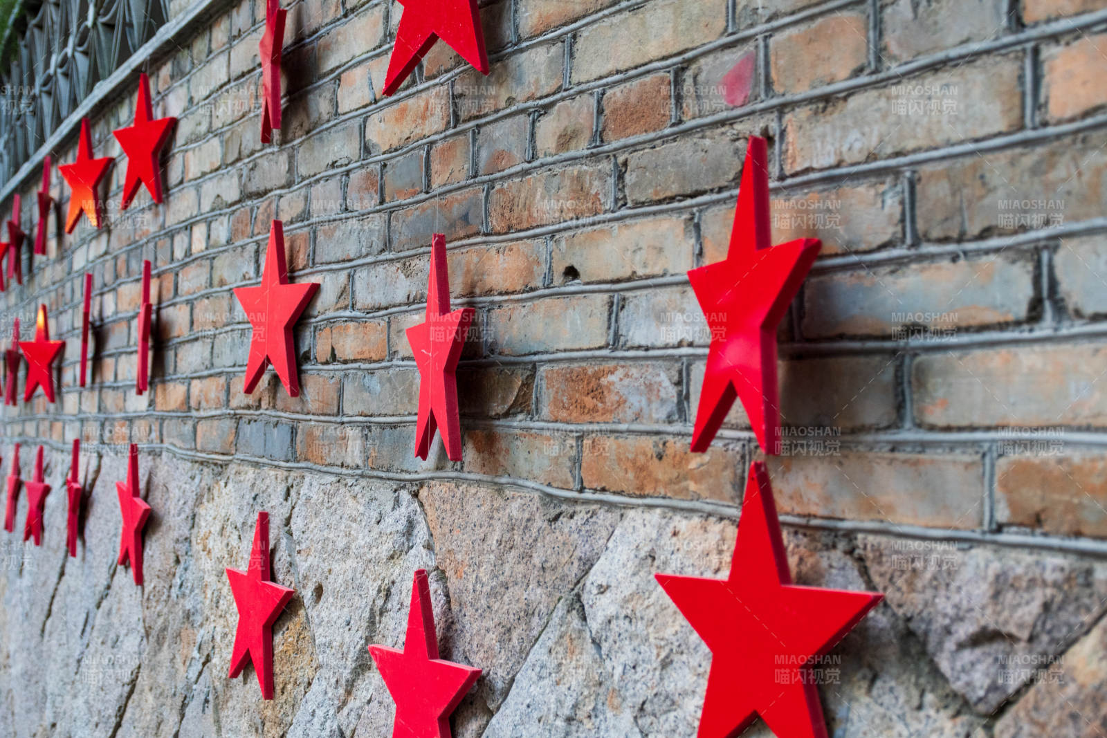 红色星星点缀砖墙图片