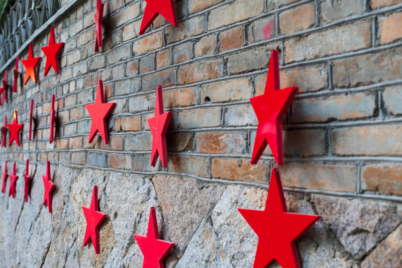 红色星星点缀砖墙图片