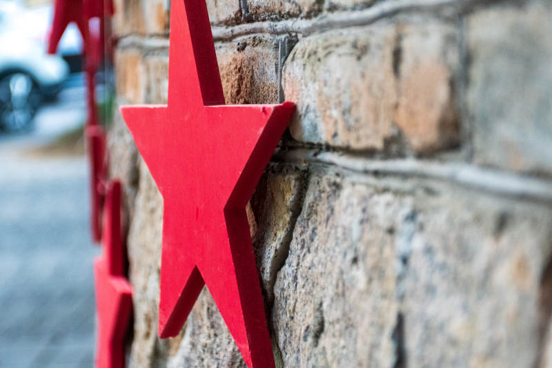 红色星星装饰石墙图片