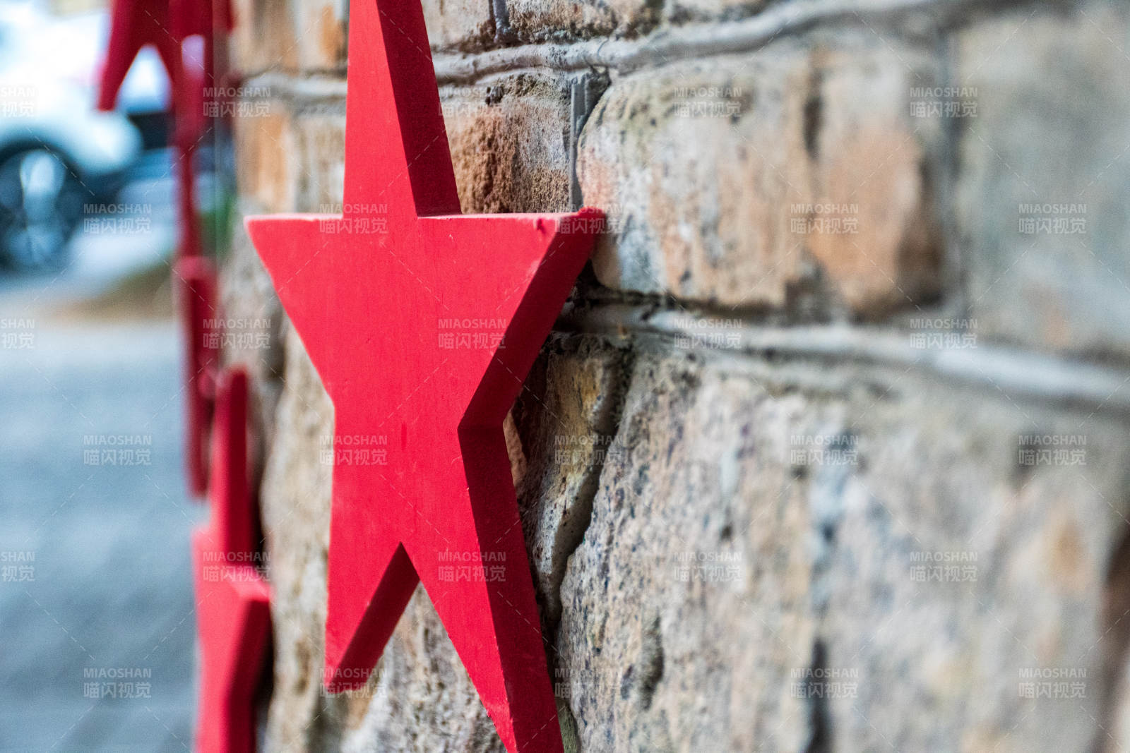 红色星星装饰石墙图片