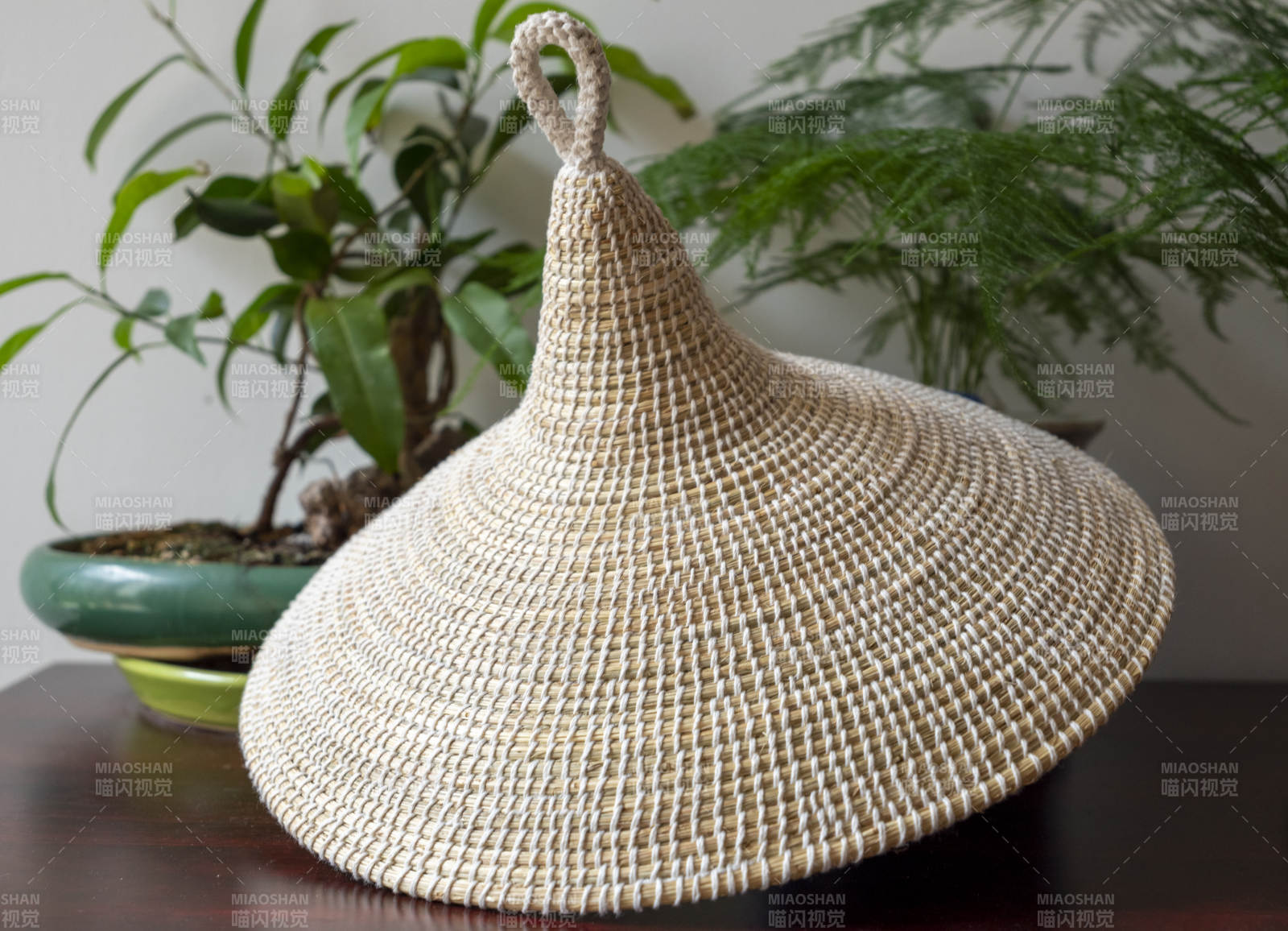 编织篮子与绿植相伴图片