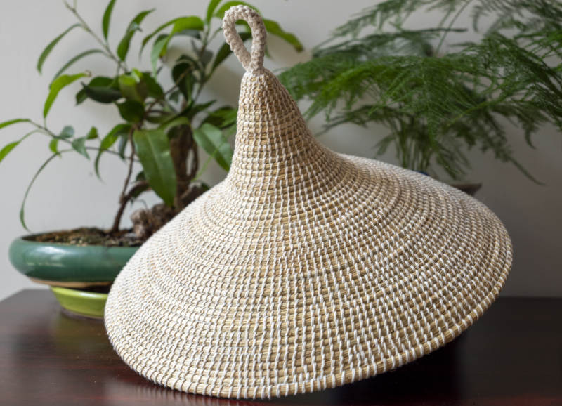 编织篮子与绿植相伴图片