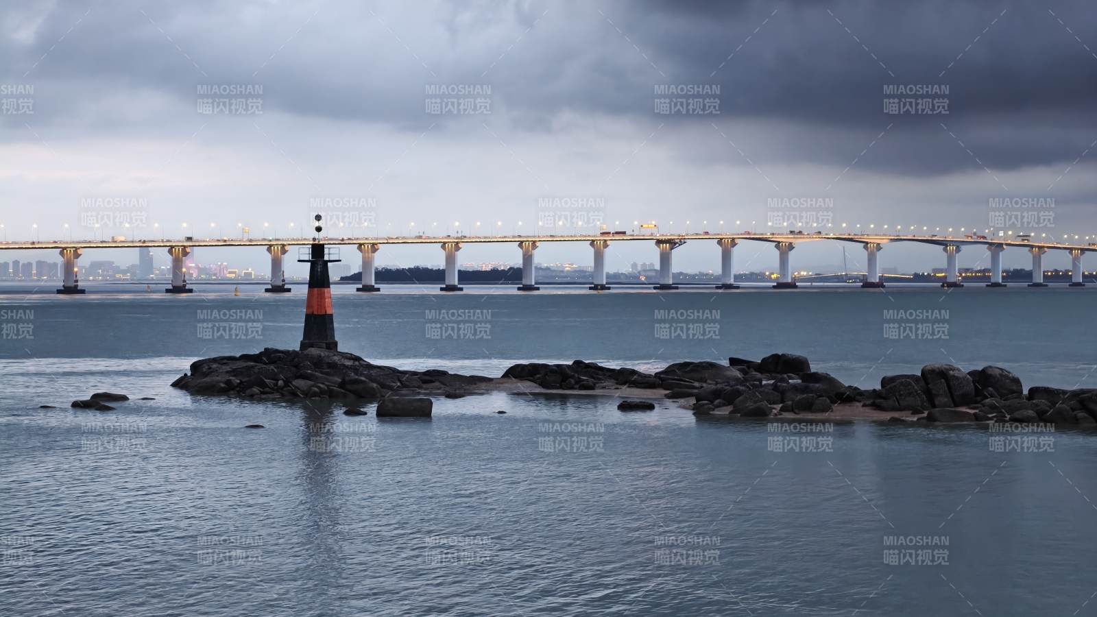 海中灯塔与大桥远景图片