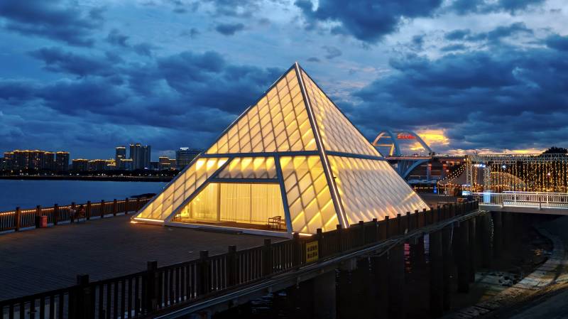 夜幕下的玻璃金字塔建筑图片