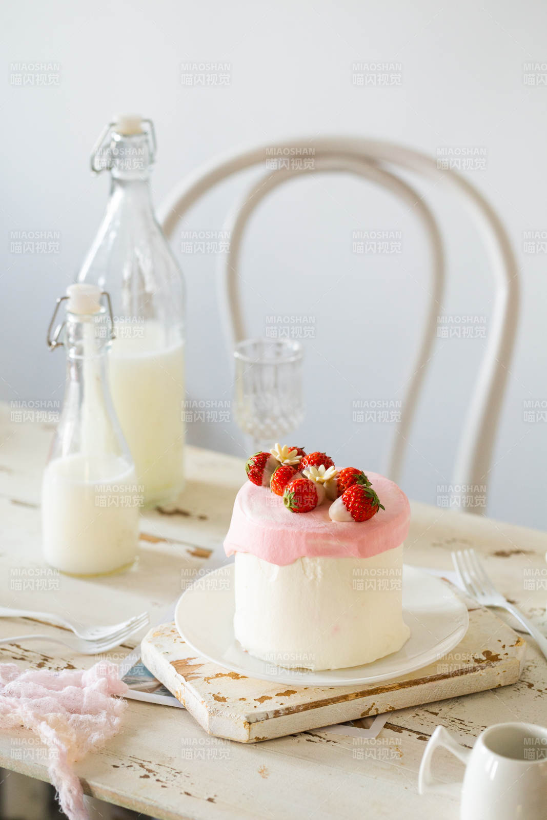 草莓奶油蛋糕与牛奶图片