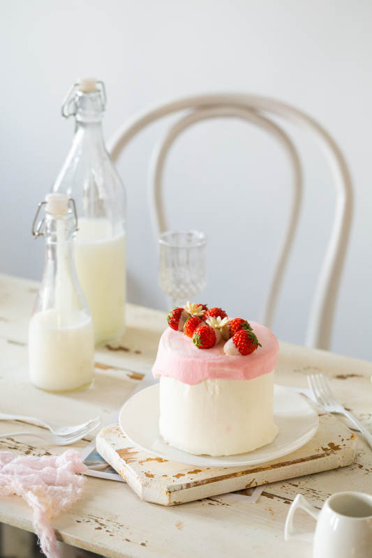 草莓奶油蛋糕与牛奶图片