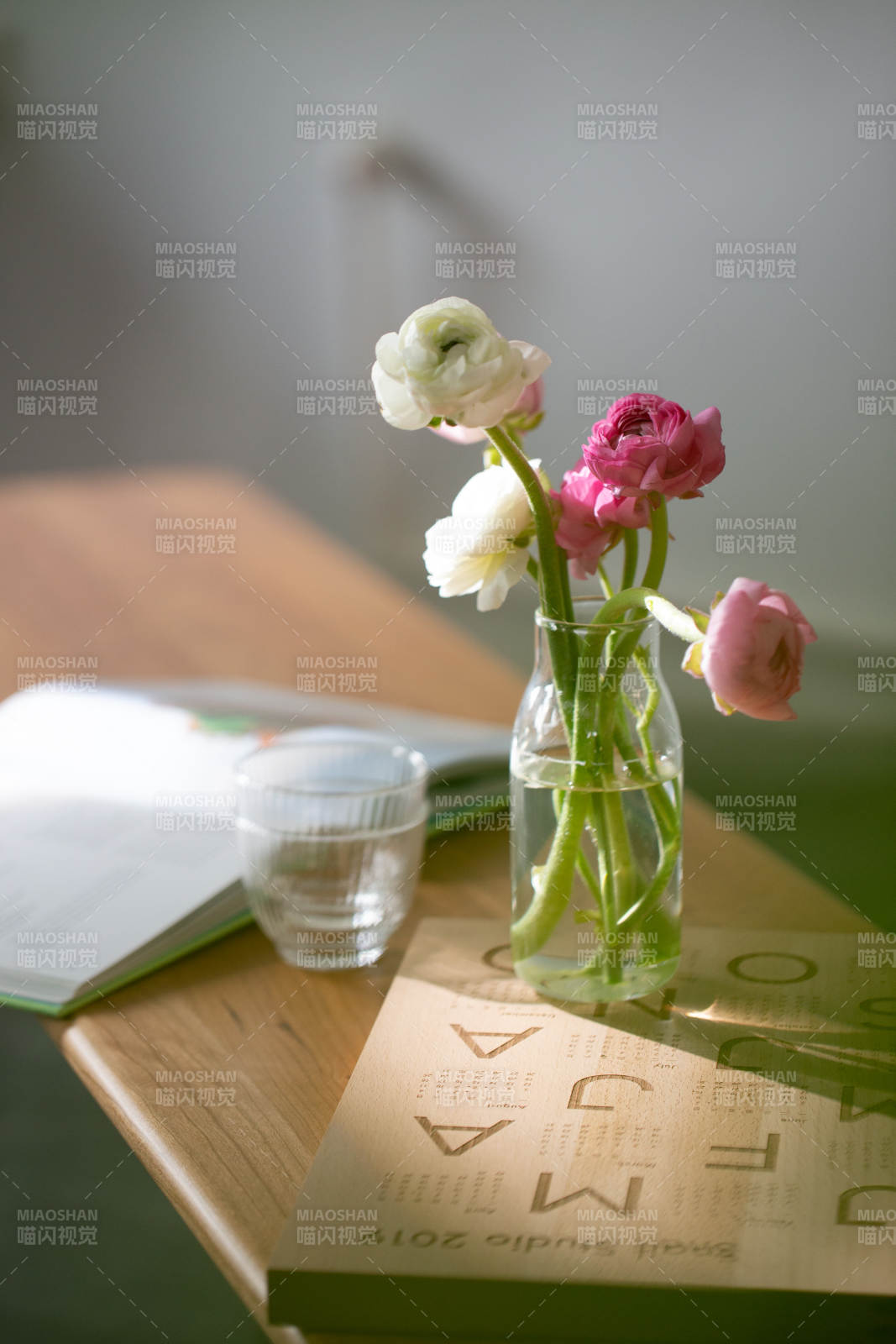 花瓶与书的静谧时光图片