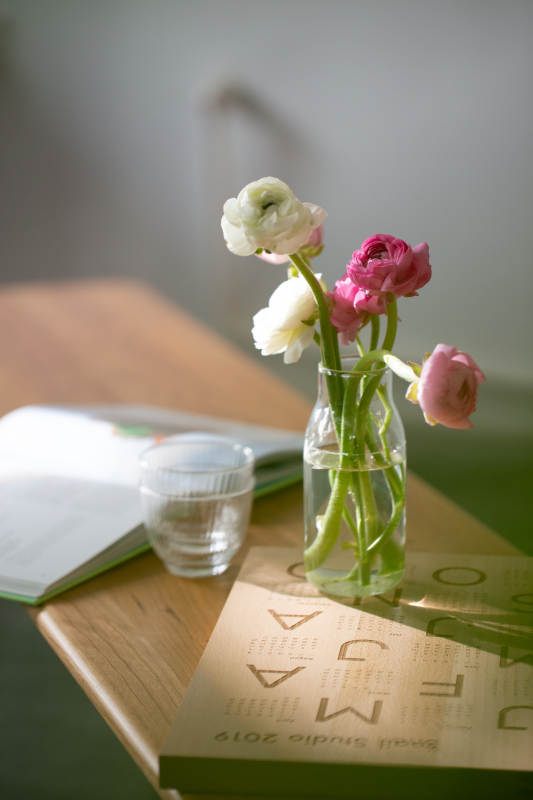 花瓶与书的静谧时光图片