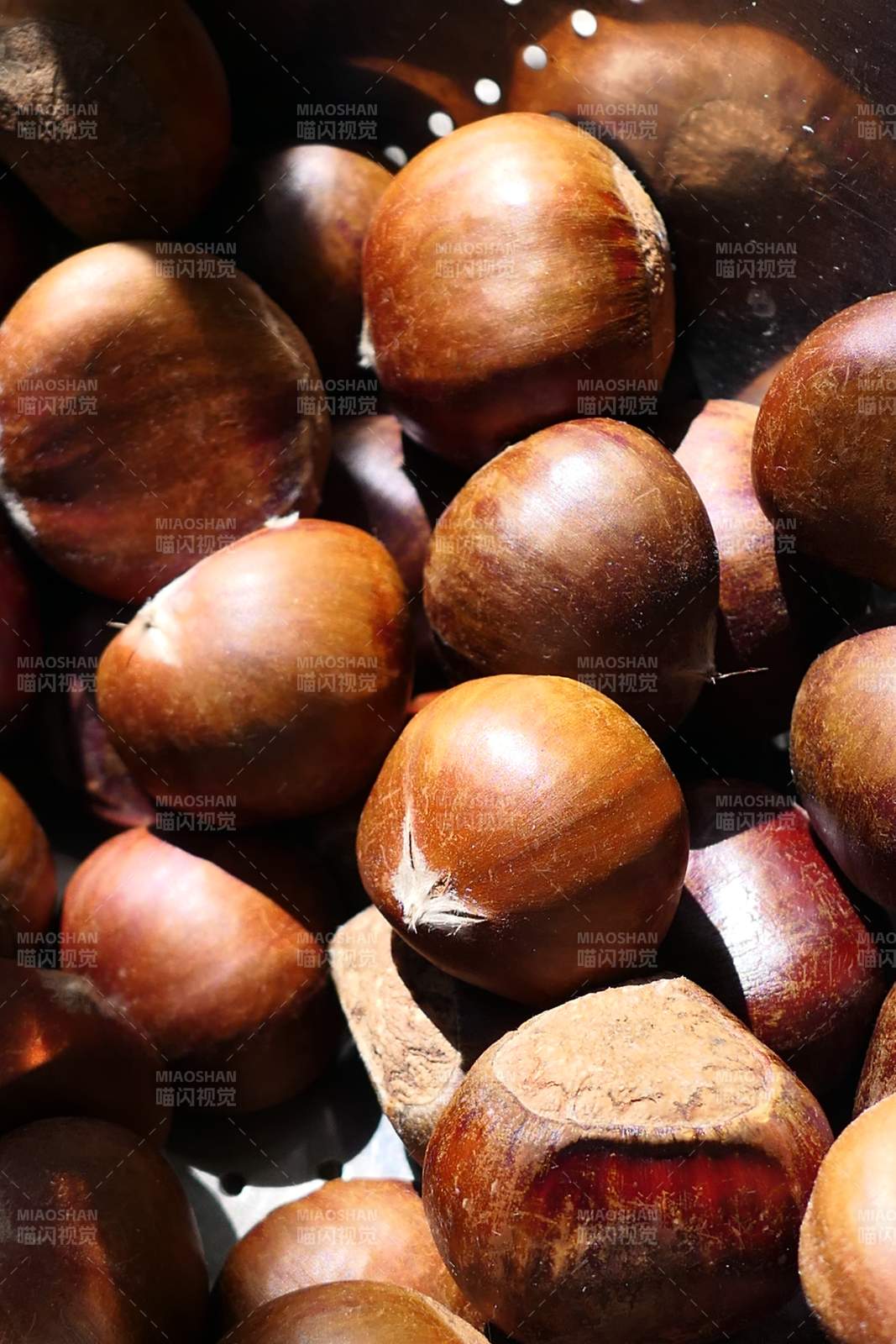新鲜栗子堆叠特写图片