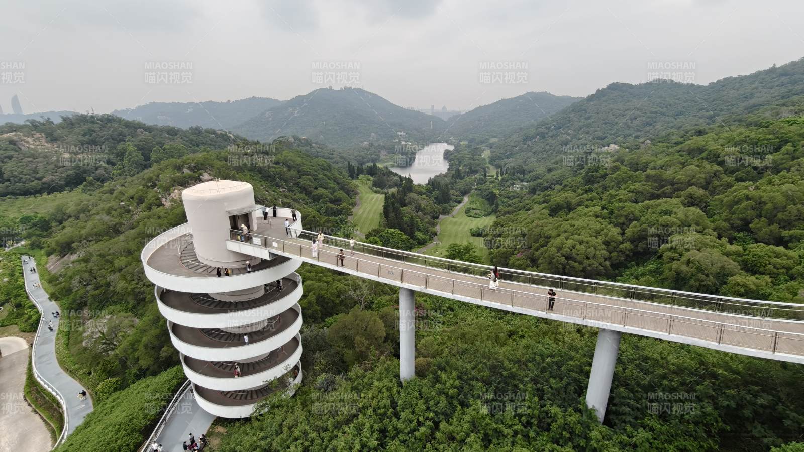 山间观景台与栈道图片