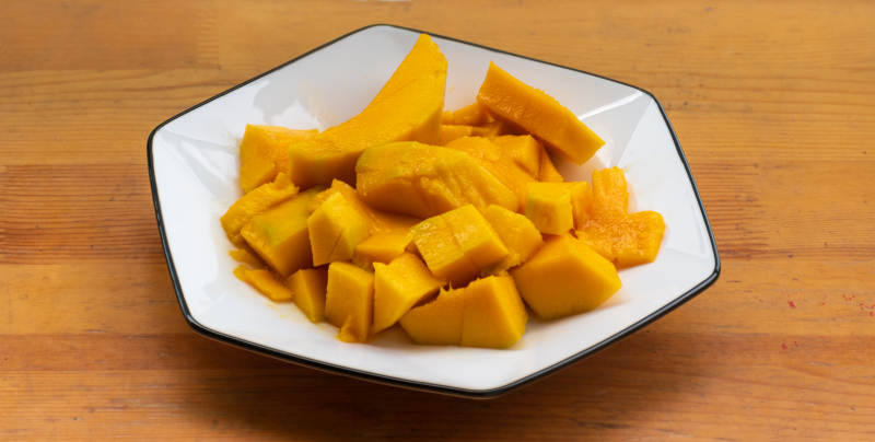 盘中切块芒果特写图片