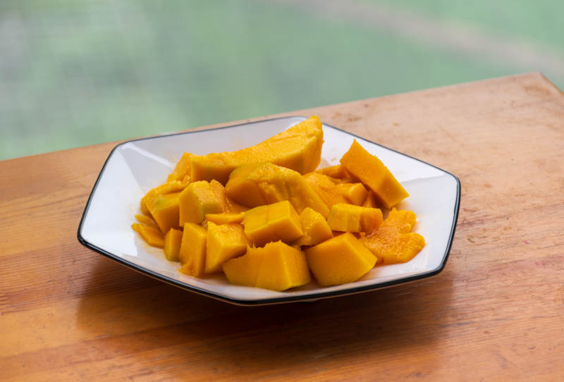 切块芒果盘中盛放图片