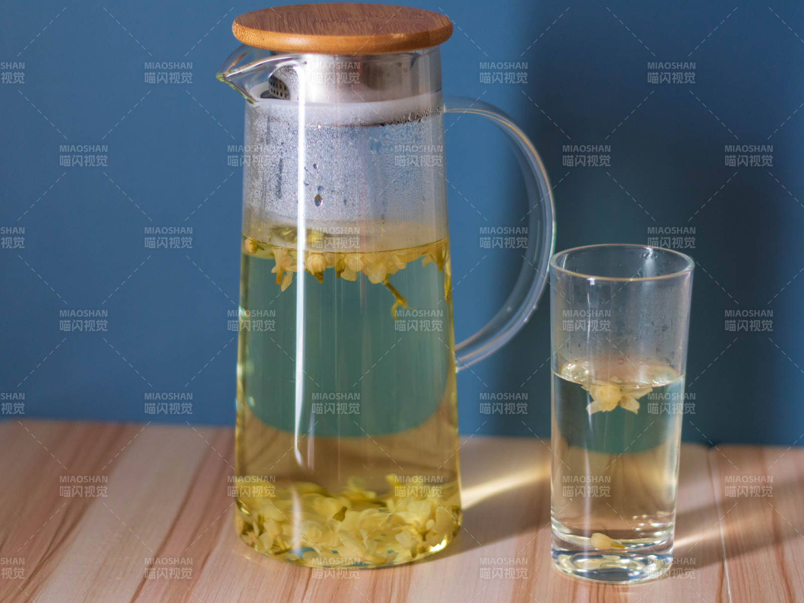 花茶壶与玻璃杯静享时光图片