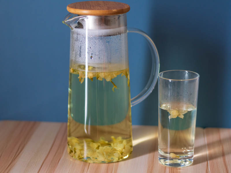 花茶壶与玻璃杯静享时光图片