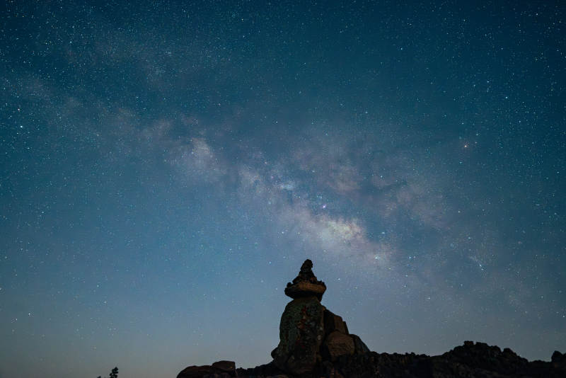 星空下的静思时刻图片