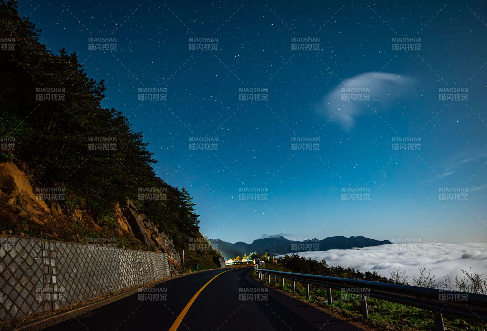 星夜山间路 云海相伴行图片