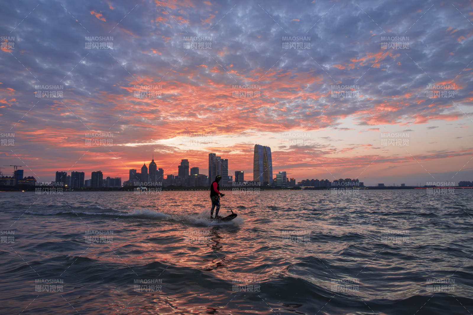 火烧云与桨板者图片