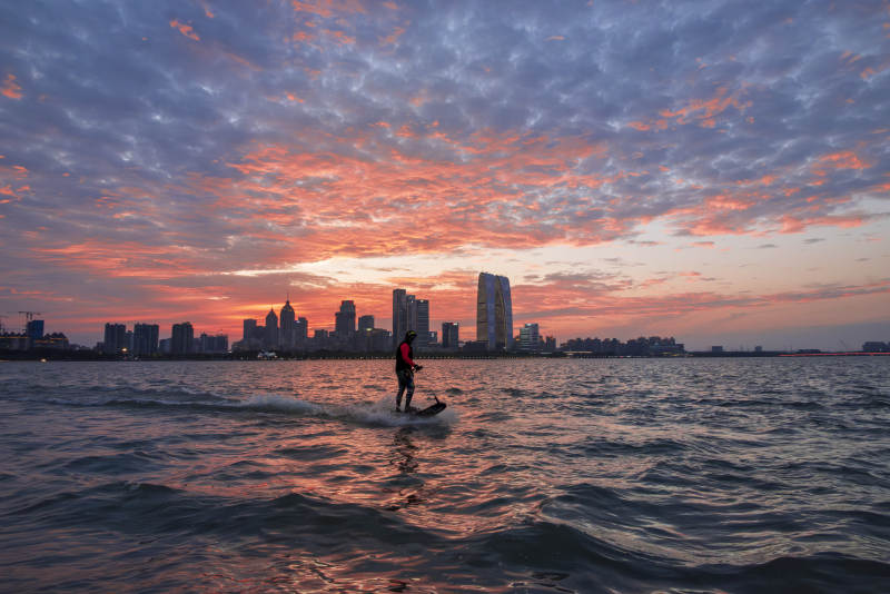 火烧云与桨板者图片