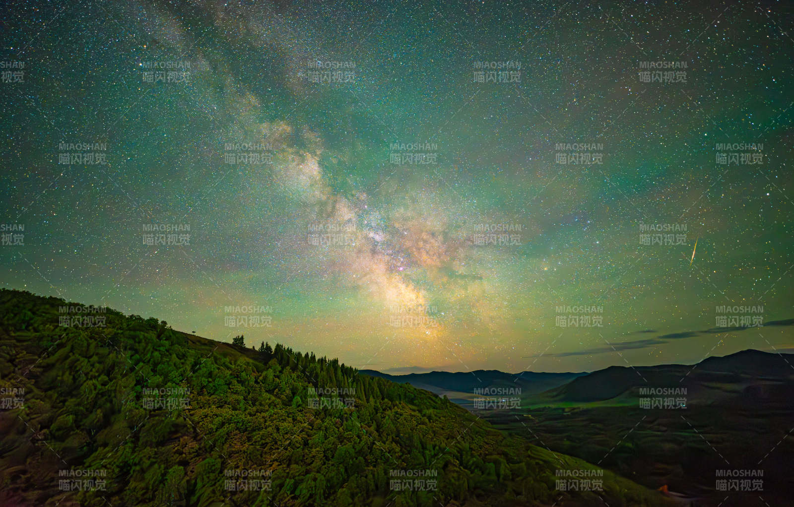 流星与银河相伴图片