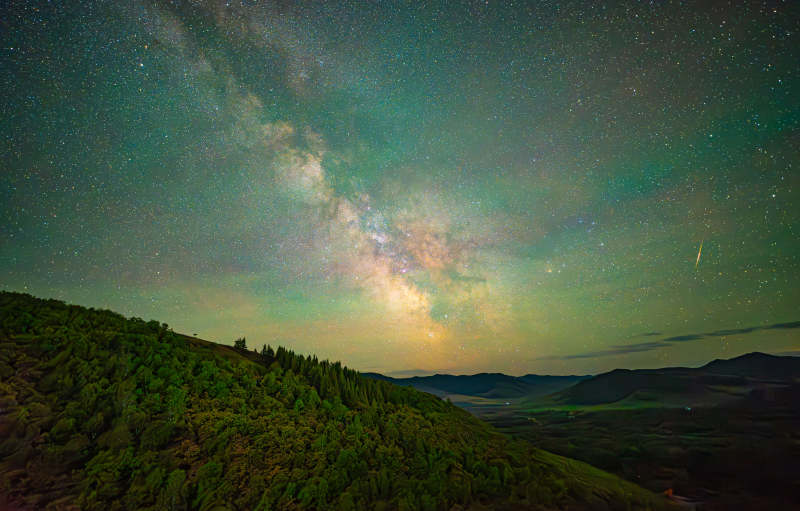 流星与银河相伴图片