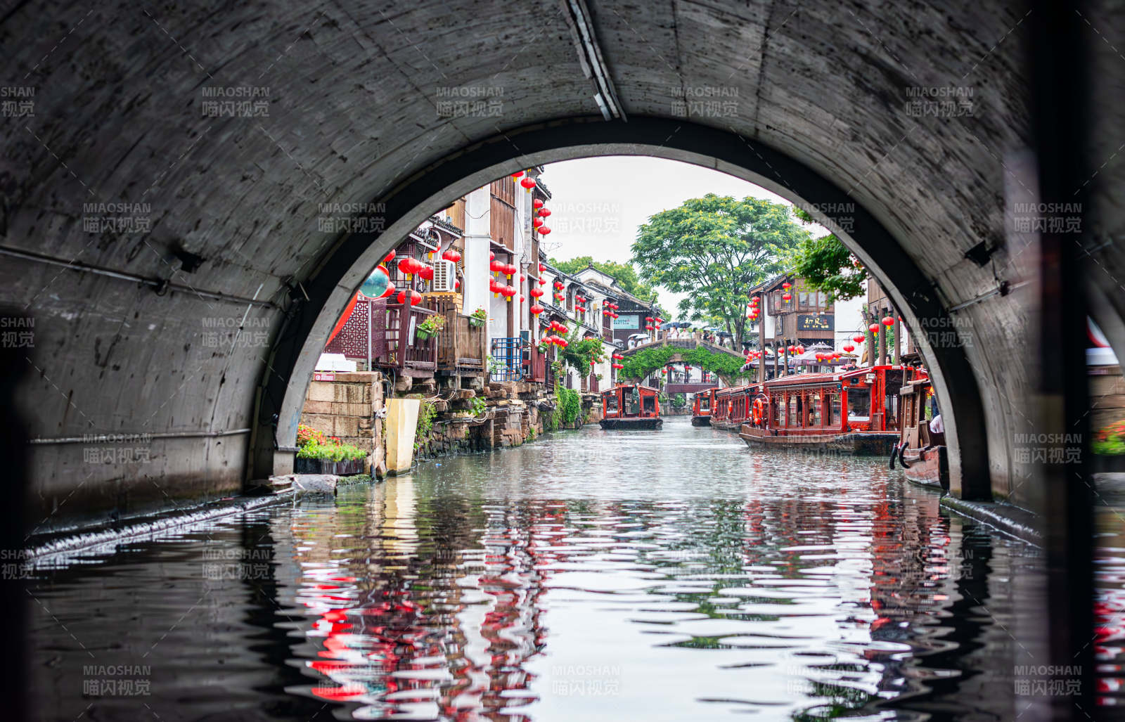 古镇水乡拱桥倒影图片