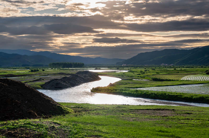 夕阳下的河流与草原图片