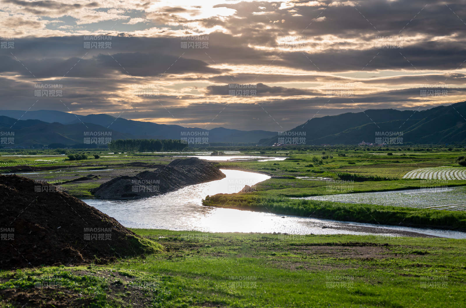 夕阳下的河流与草原图片