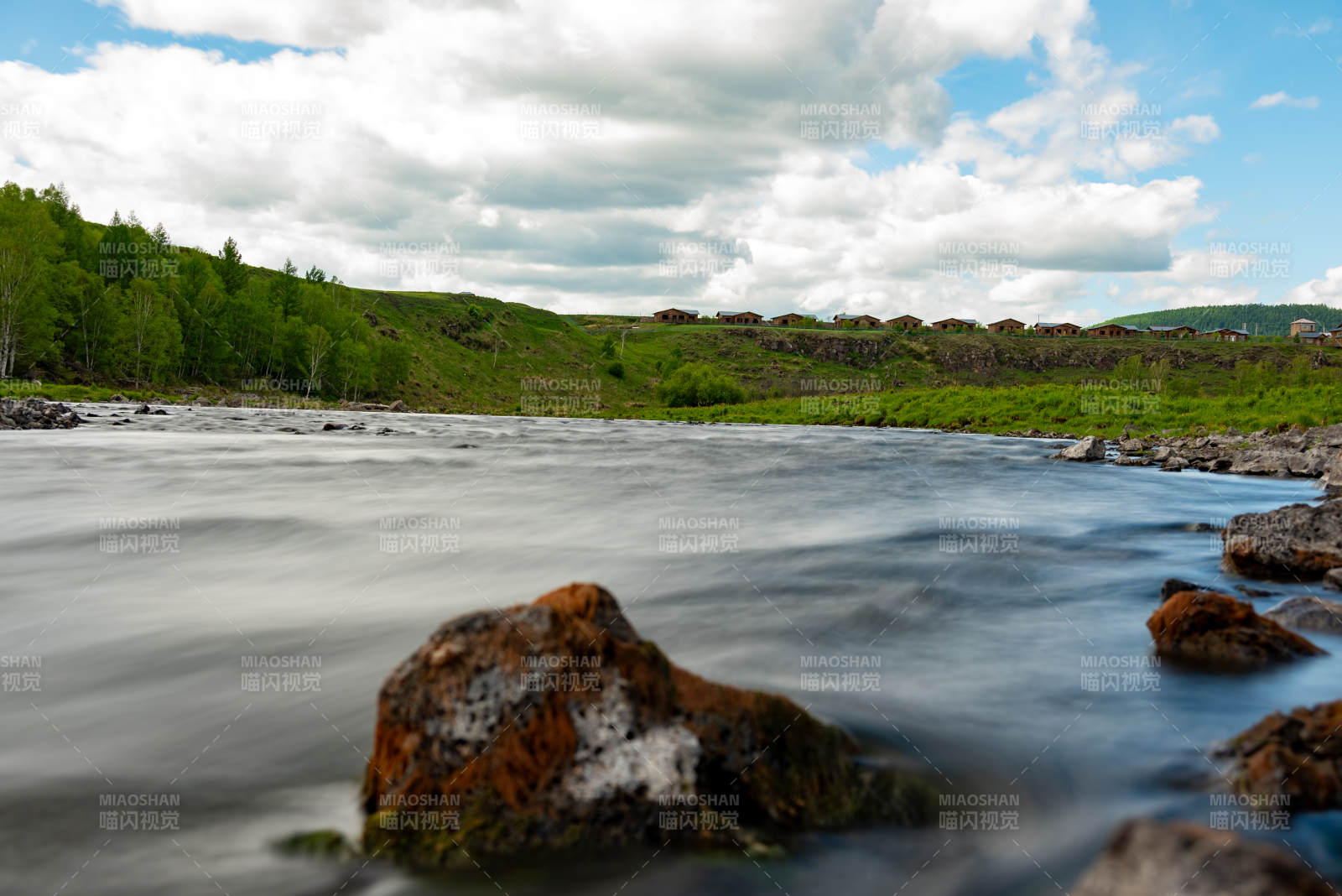 蓝天下的不冻河图片