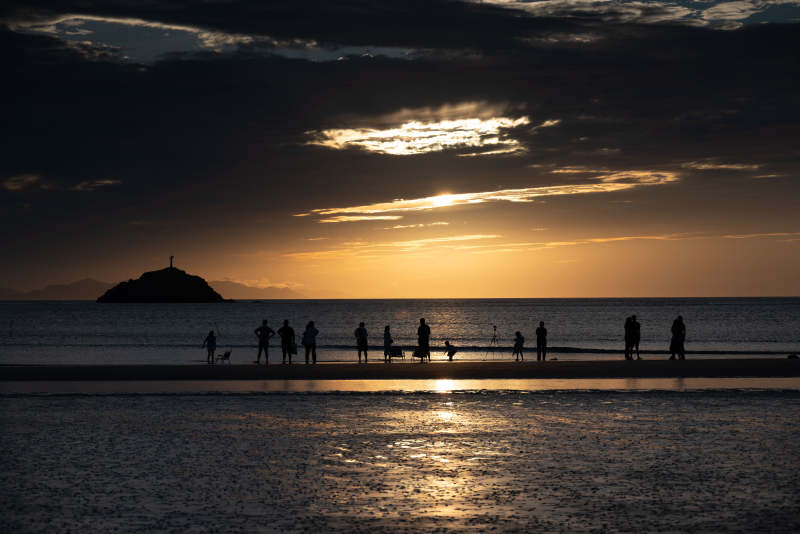 夕阳海滩剪影图片
