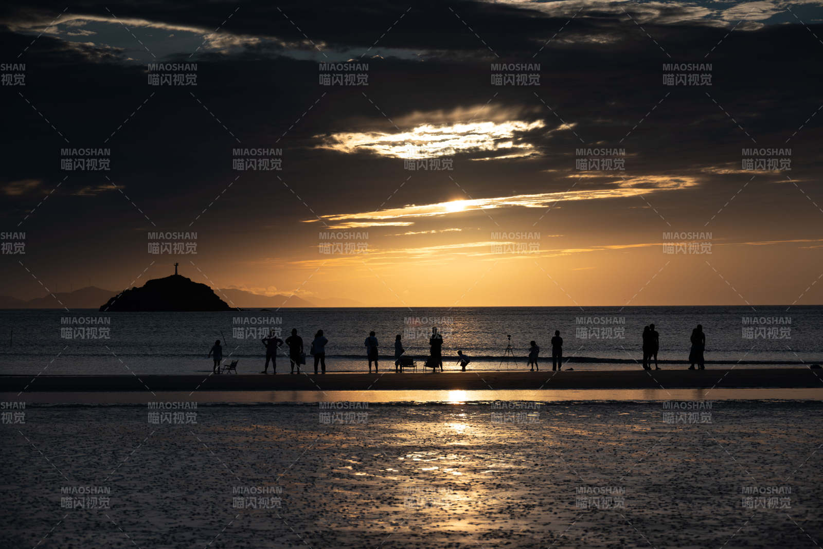 夕阳海滩剪影图片