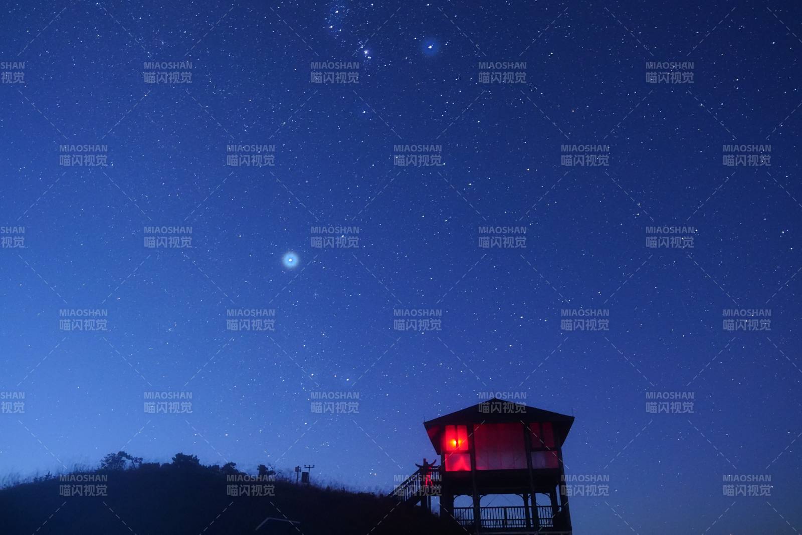 星空下的瞭望者图片