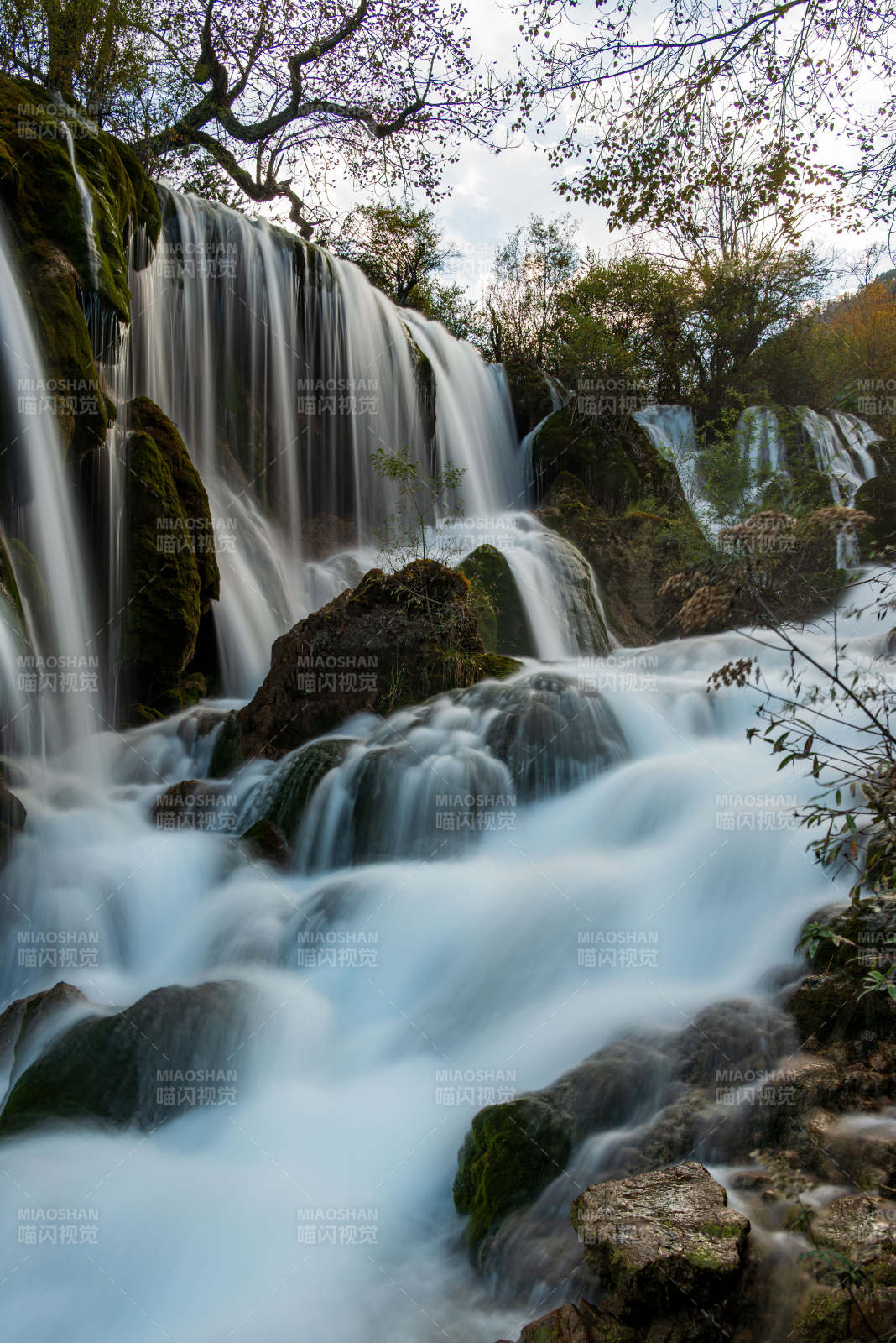 瀑布流泉 自然之美图片