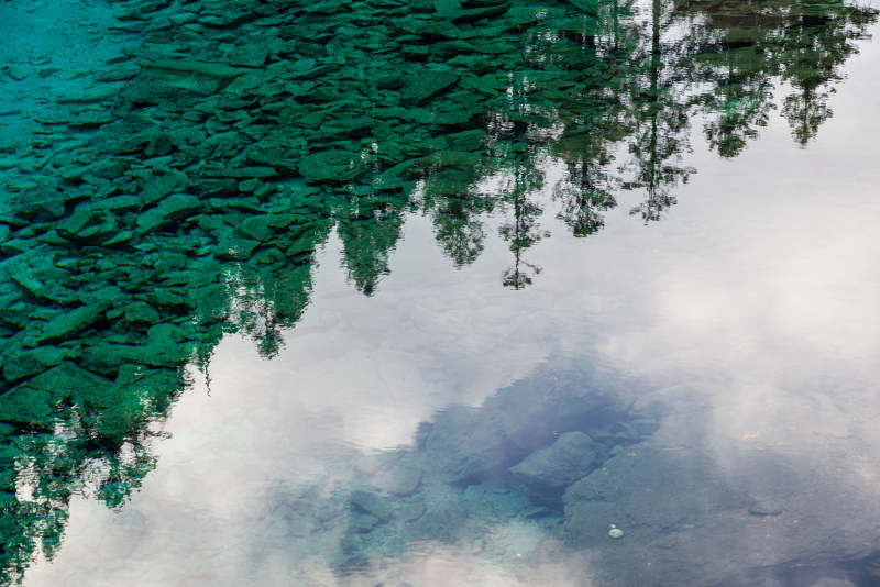 湖面倒影 清澈见底图片