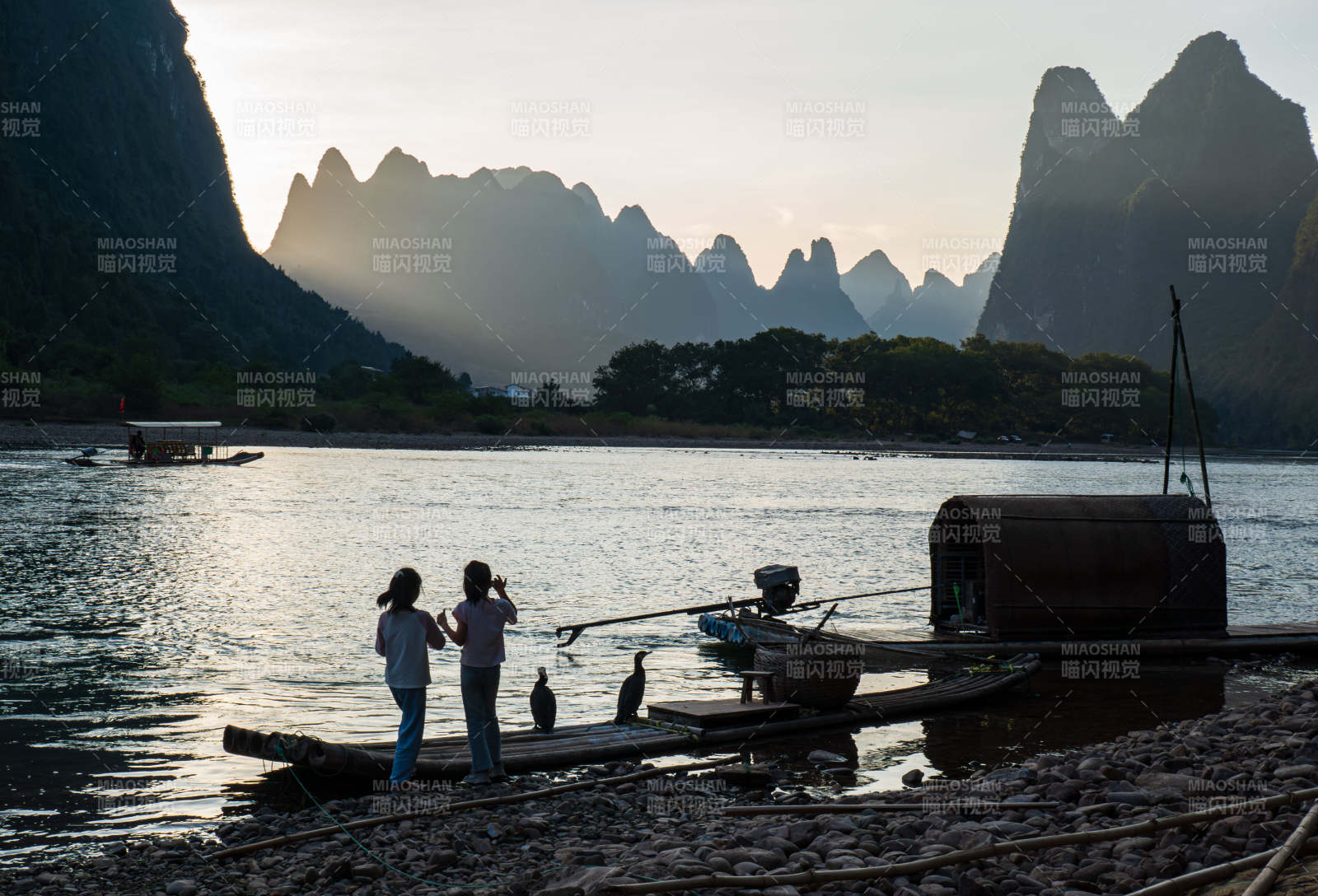 漓江竹筏 山水相映图片