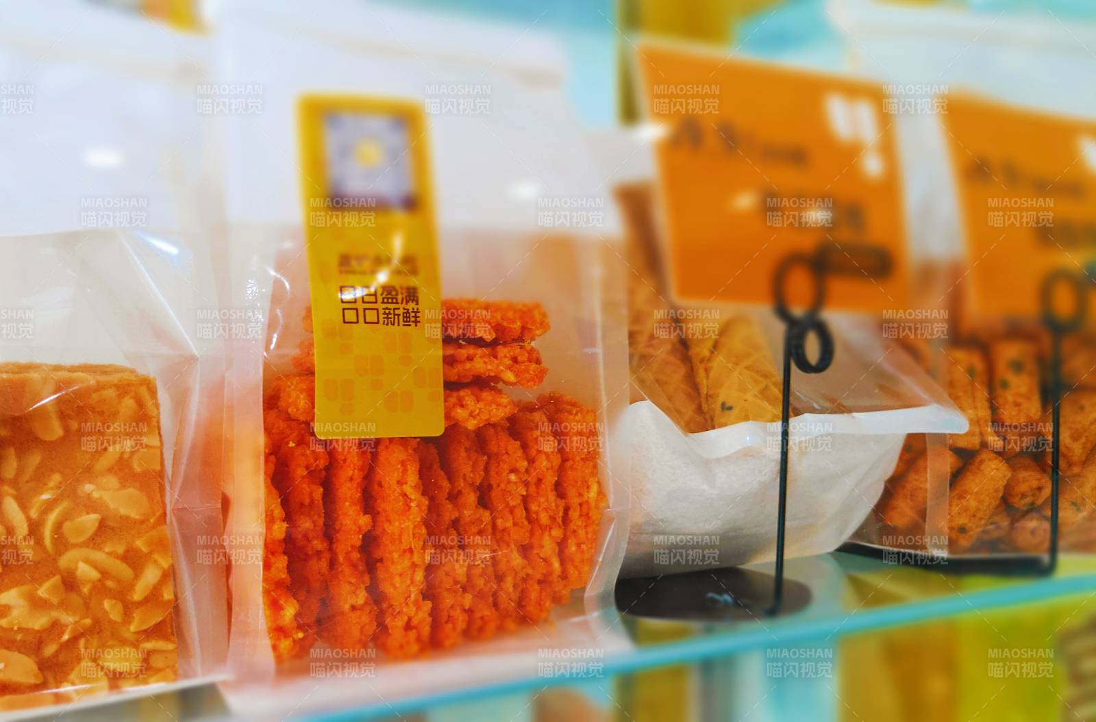 零食包装展示柜特写图片