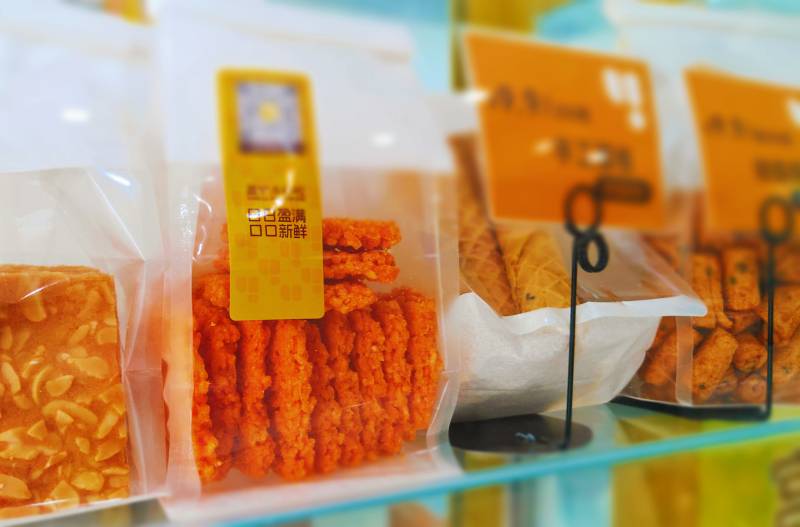 零食包装展示柜特写图片