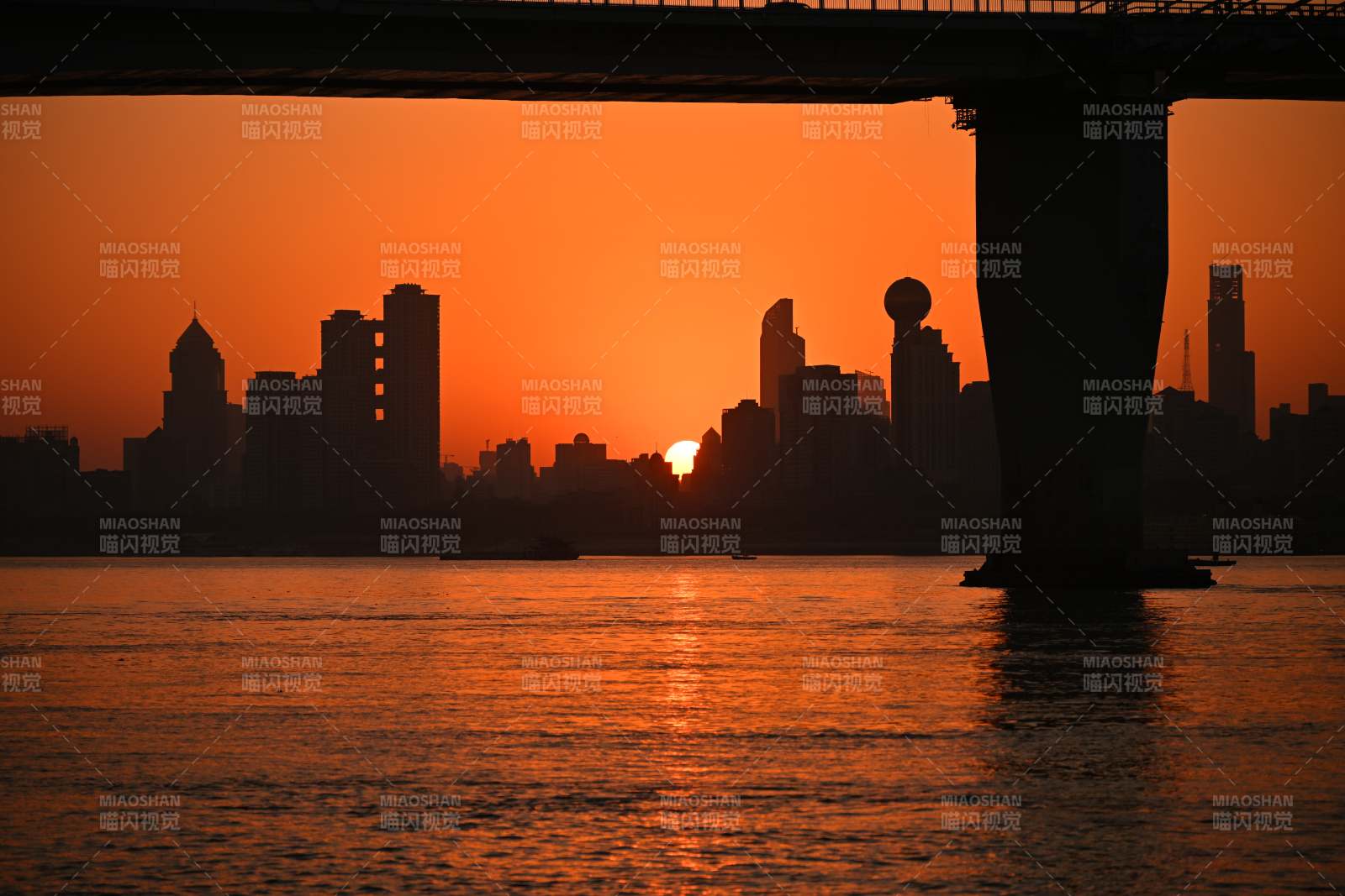 夕阳下的城市剪影图片