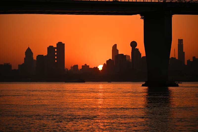 夕阳下的城市剪影图片