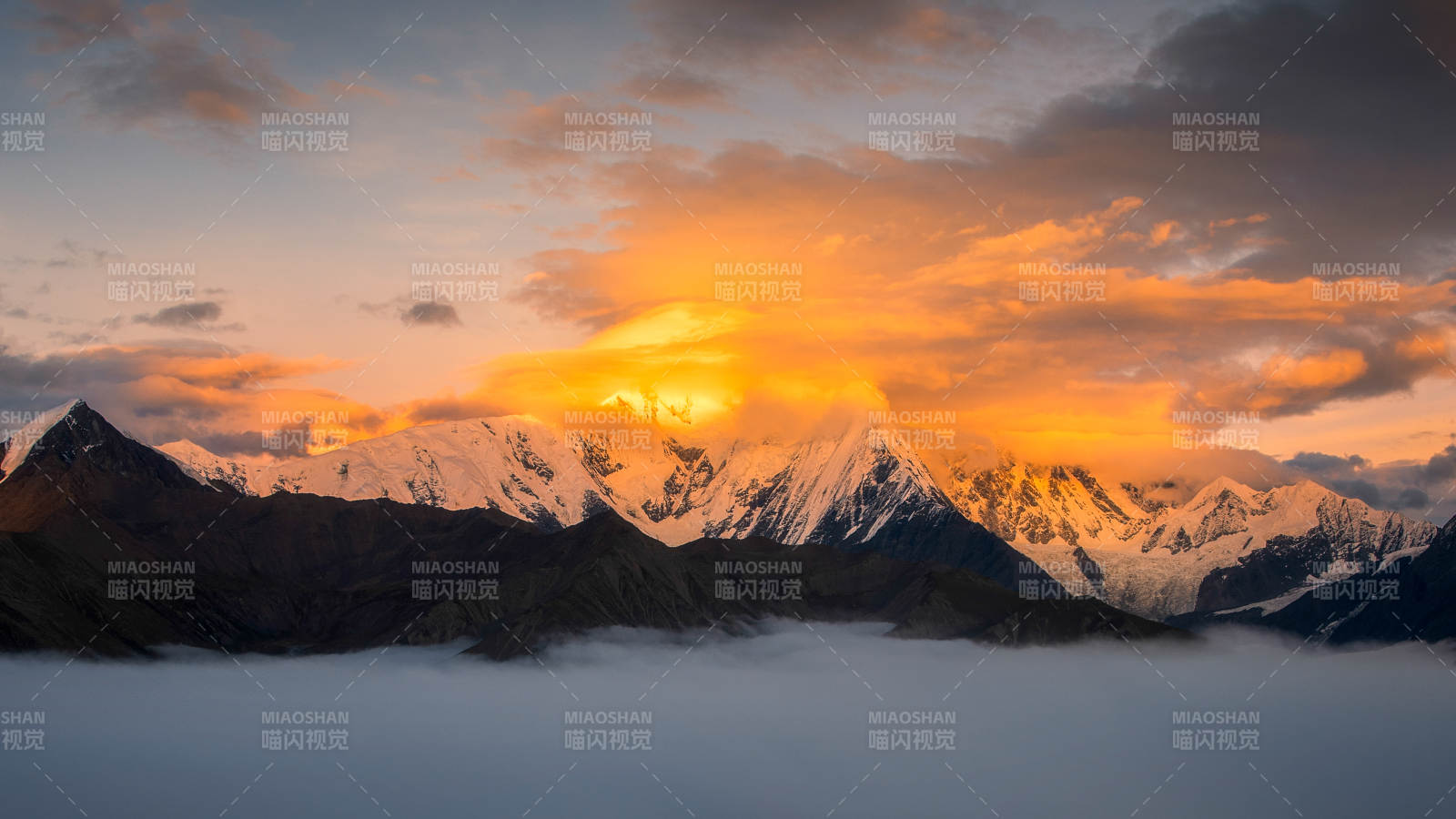 雪山日出 云海缭绕图片