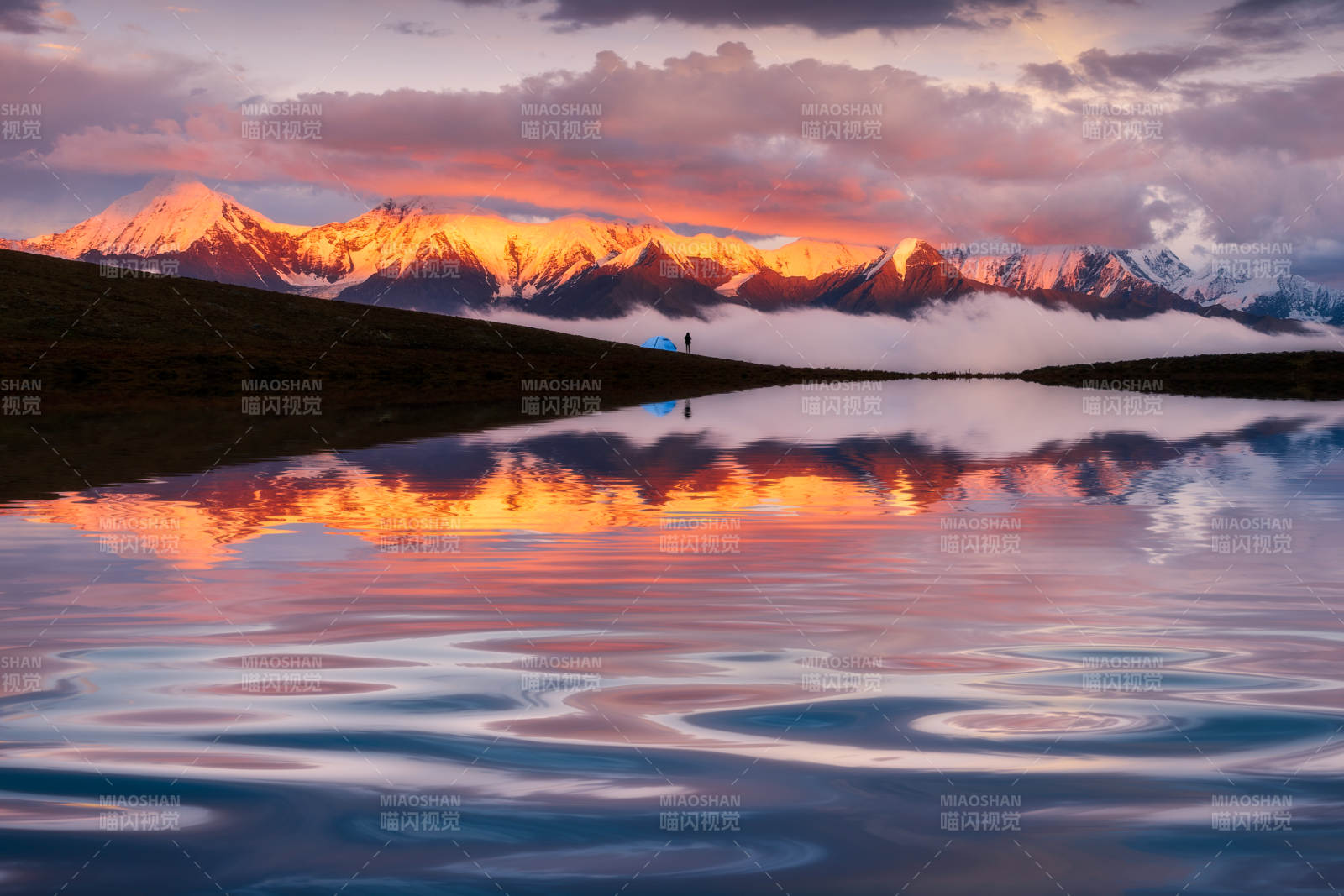 雪山湖畔夕阳映照图片