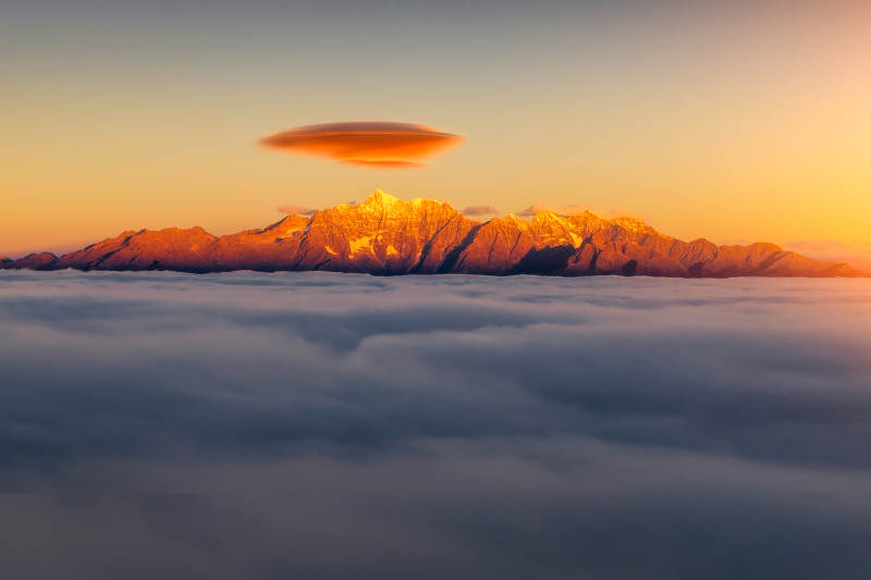 云海日出 山巅奇景图片
