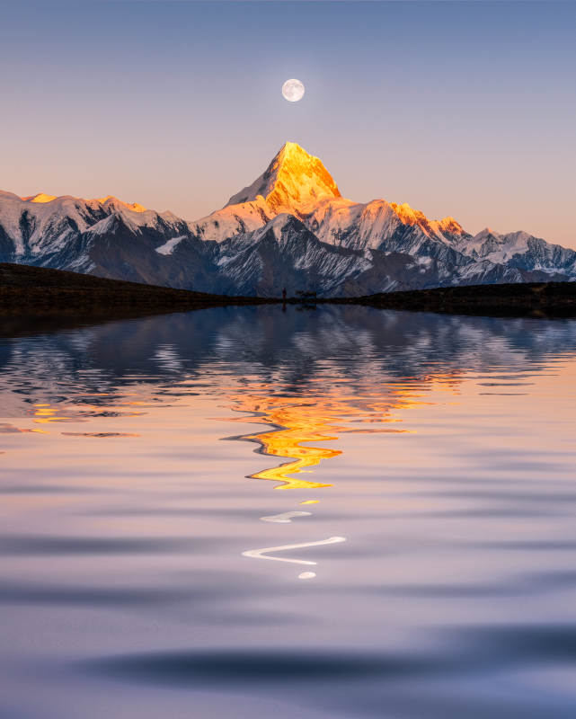 雪山映月 湖水如镜图片