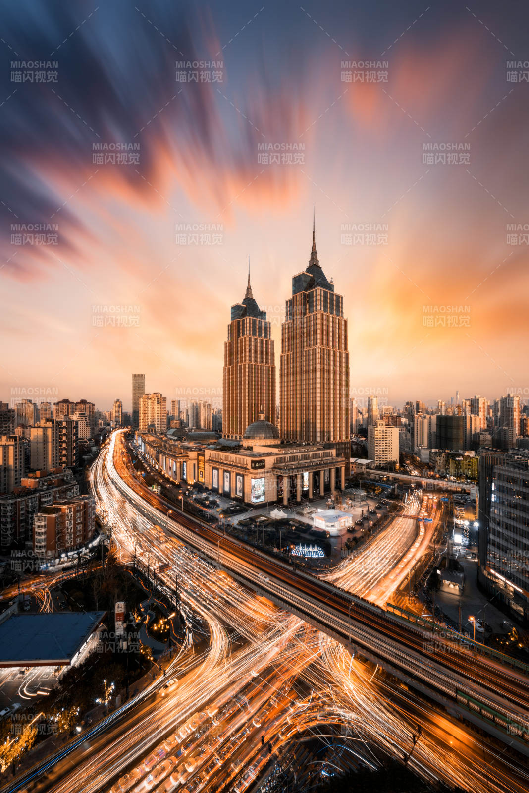 城市夜景与繁忙交通图片