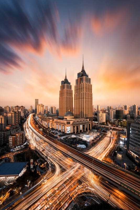 城市夜景与繁忙交通图片