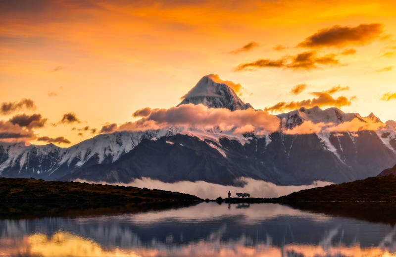 雪山湖畔夕阳美图片
