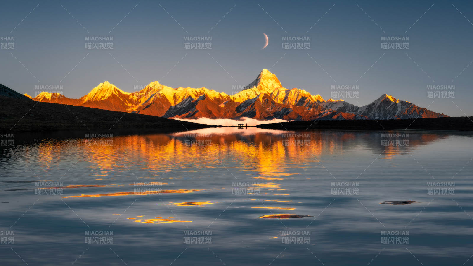 雪山湖畔 月映金辉图片